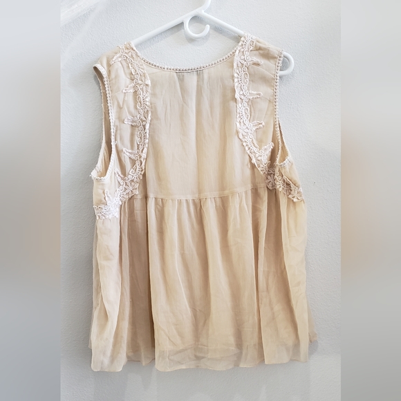 Sleeveless Ivory blouse with detailed lace trim, size 20W - Picture 3 of 4